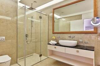 Отель Hotel Rivijera Петровац Улучшенный двухместный номер с 1 кроватью или 2 отдельными кроватями-9